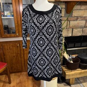 WHITE HOUSE BLACK MARKET SIZE LARGE BLACK & WHITE 3/4 SLEEVE PATTERNED BLOUSE